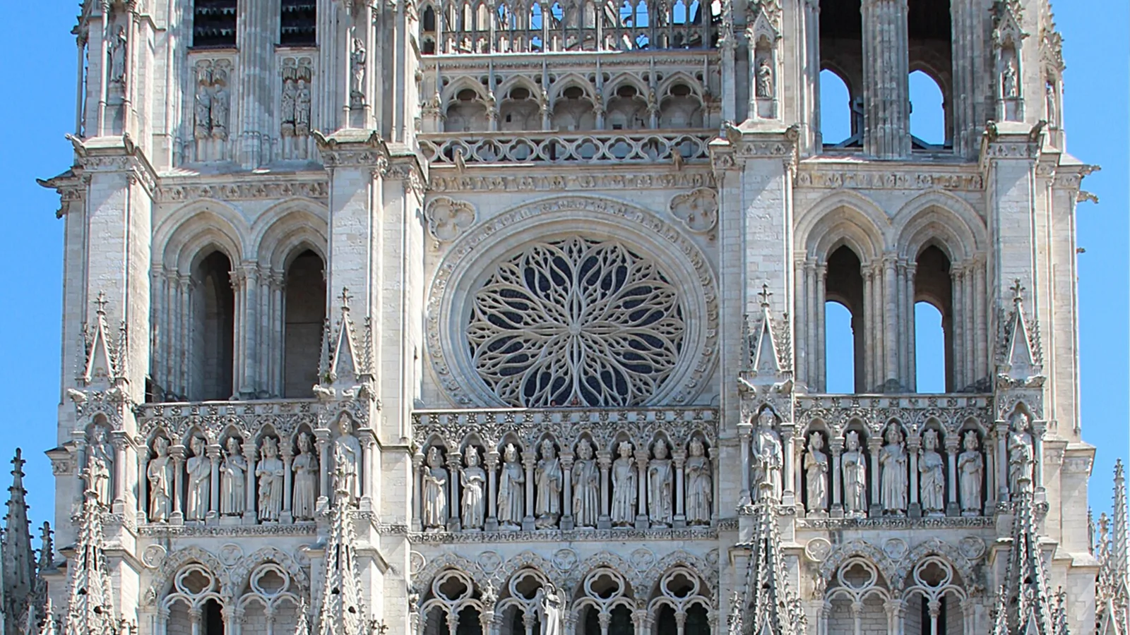 Vista de Amiens, la ciudad de la línea de Sol en el Medio Cielo en la carta astral de Julio Verne