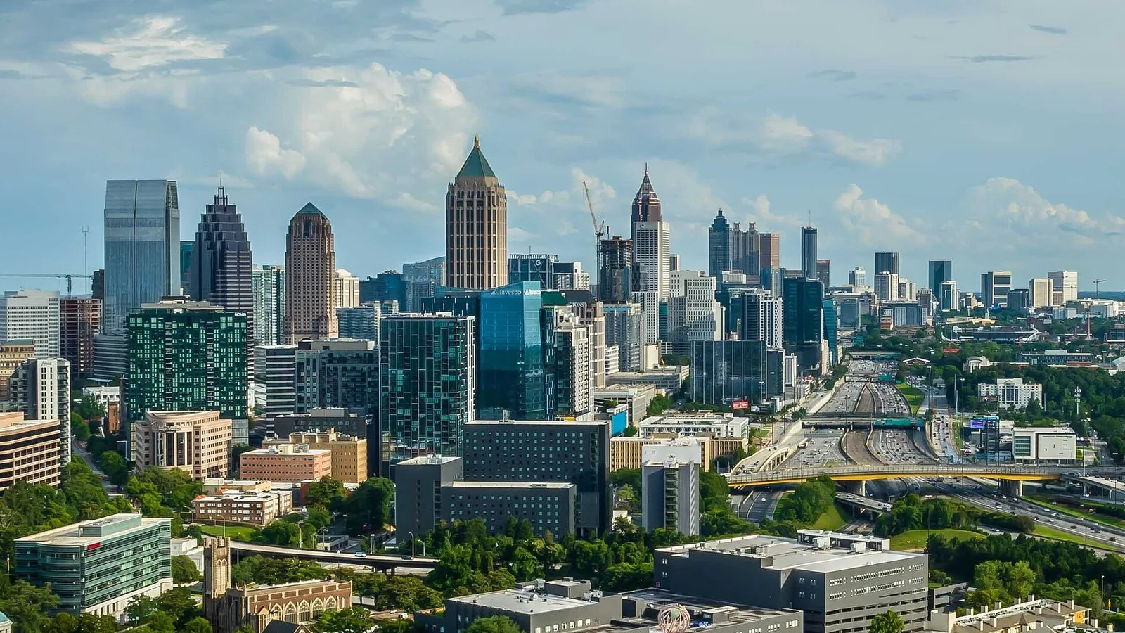 Vista de Atlanta, la ciudad de la línea de Sol en el Fondo del Cielo en la carta astral de Justin Bieber