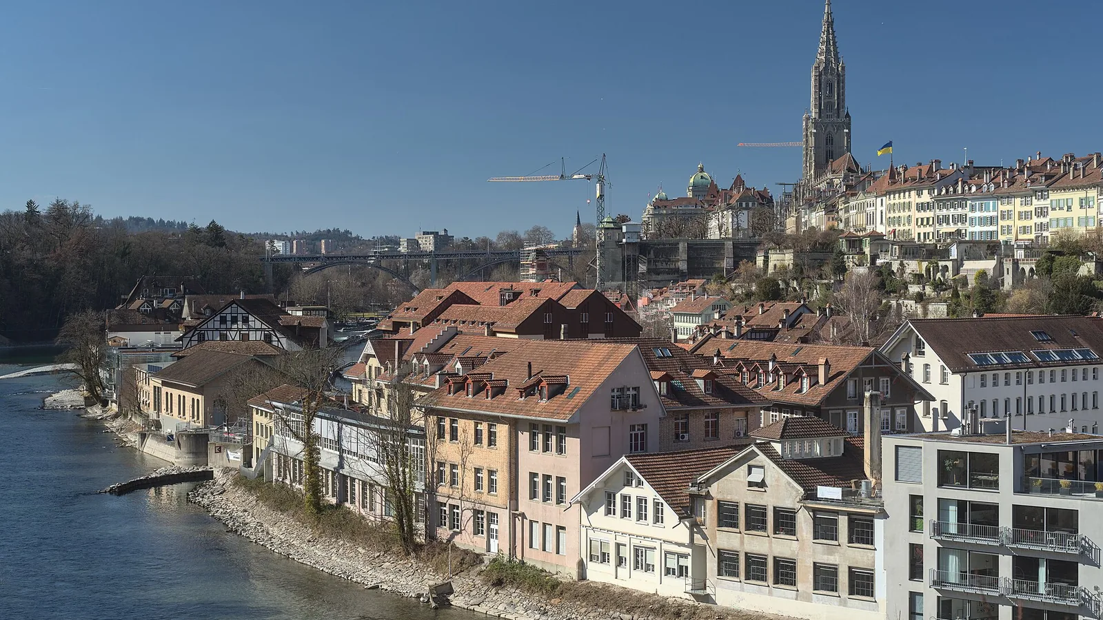 Vista de Berna, la ciudad de la línea de Urano en el Fondo del Cielo en la carta astral de Einstein