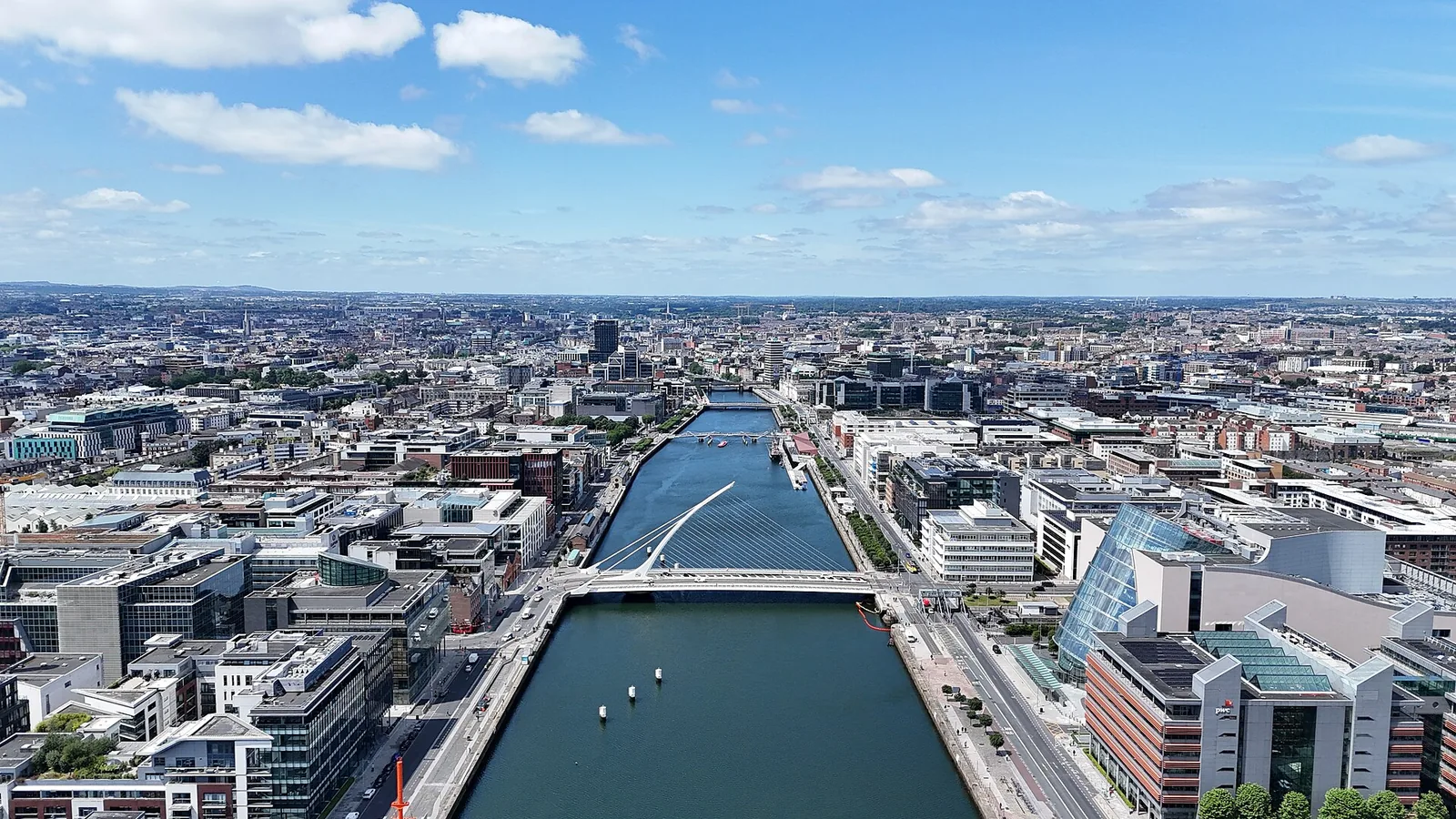Vista de Dublín, la ciudad de la línea de Sol en el Fondo del Cielo en la carta astral de Conor McGregor