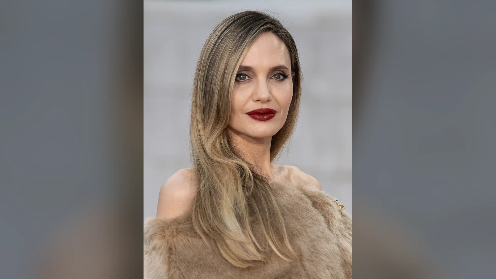 Angelina Jolie · carta astral Angelina Jolie con abrigo de piel y labios rojos en 2024, para su carta astral y su astrocartografía