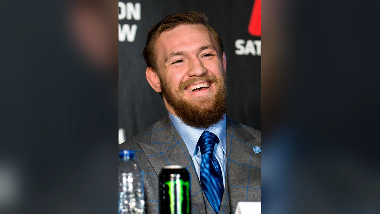 Conor McGregor sonriendo en una rueda de prensa de la UFC en Londres, para su carta astral y su astrocartografía