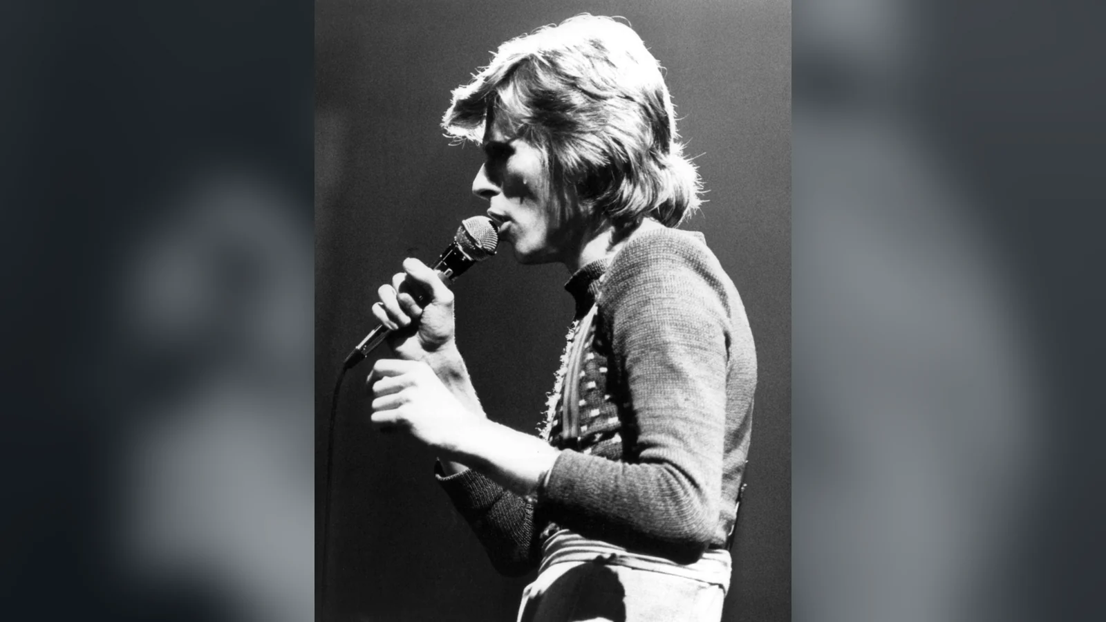 David Bowie cantando con micrófono en 1974, para su carta astral y su astrocartografía
