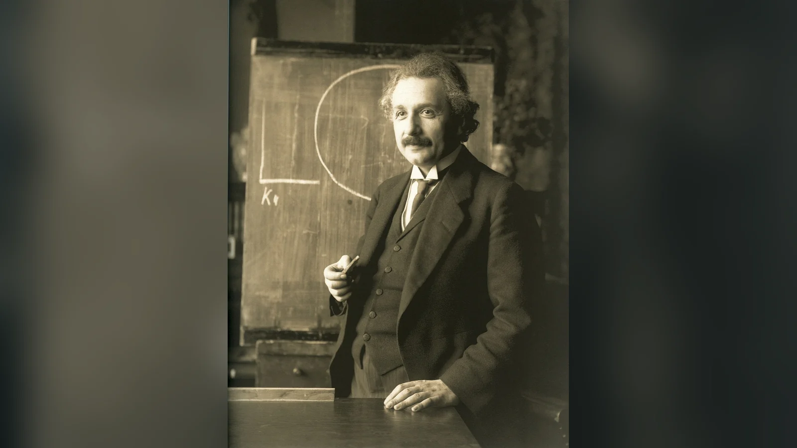 Albert Einstein ante una pizarra en 1921, para su carta astral y su astrocartografía