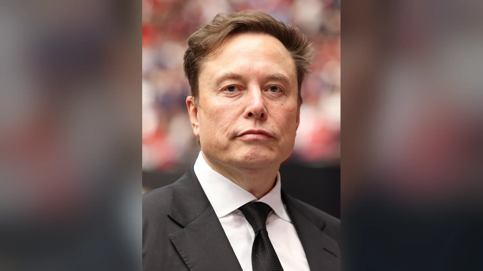 Elon Musk con traje oscuro en 2025, para su carta astral y su astrocartografía