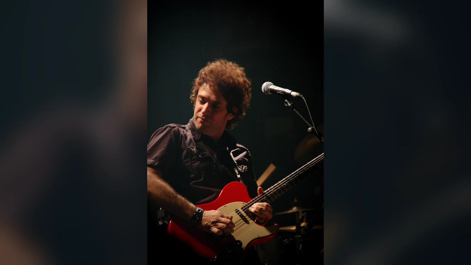 Gustavo Cerati tocando la guitarra en un concierto en 2006, para su carta astral y su astrocartografía