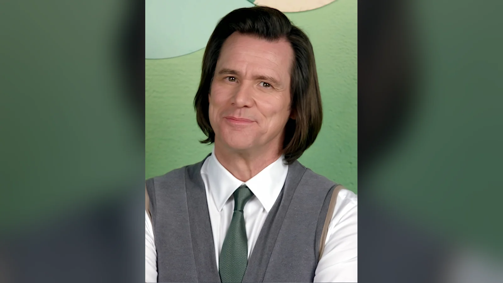Jim Carrey con chaleco y corbata en 2020, para su carta astral y su astrocartografía