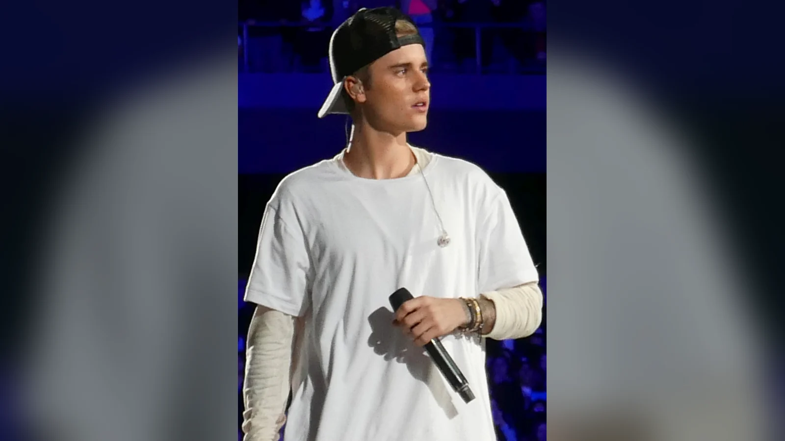 Justin Bieber cantando con gorra en un concierto de 2015, para su carta astral y su astrocartografía