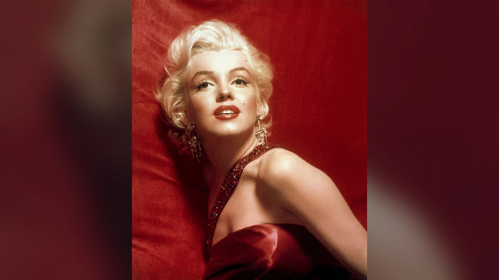 Marilyn Monroe con vestido rojo en 1953, para su carta astral y su astrocartografía