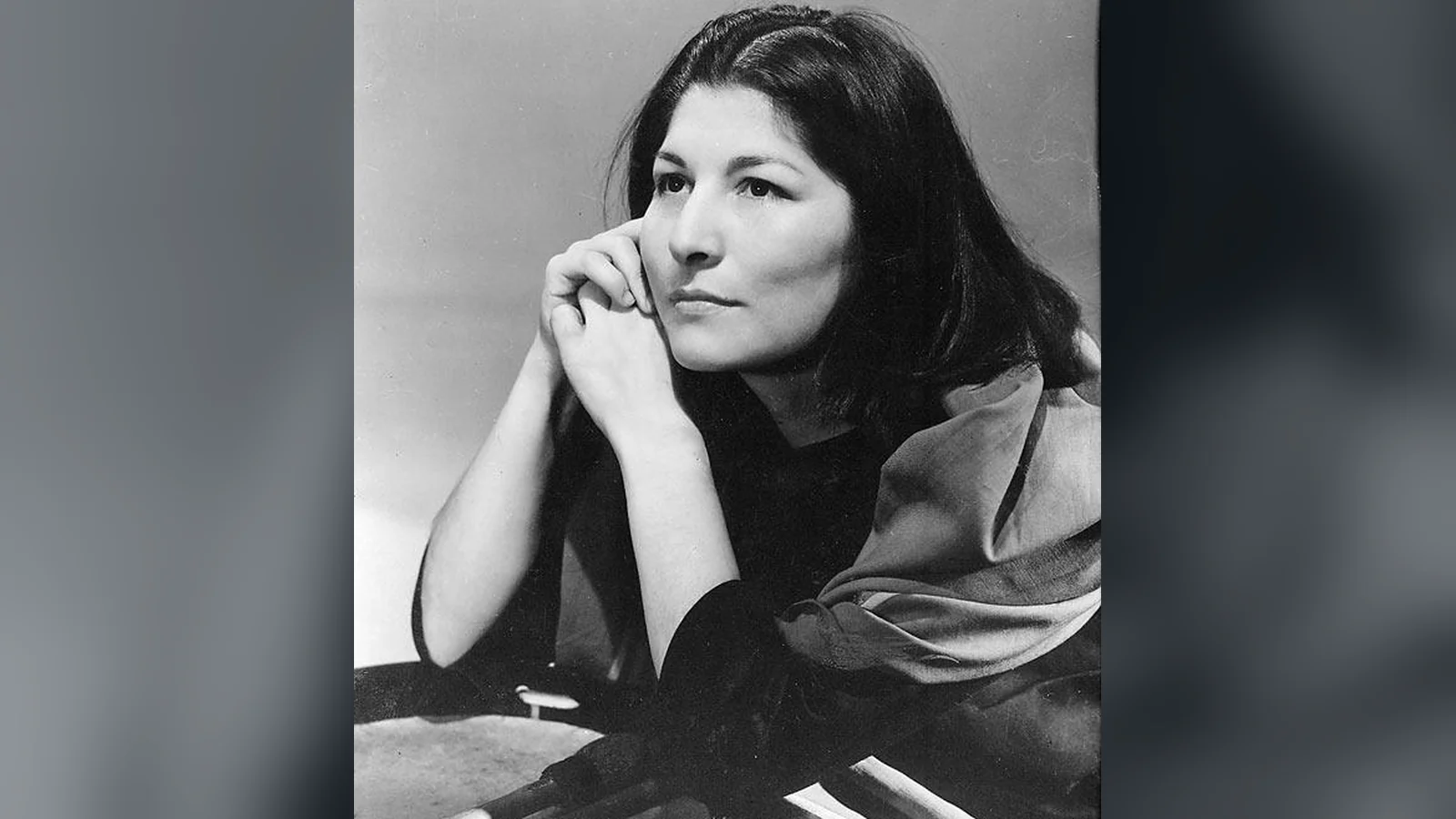 Retrato en blanco y negro de Mercedes Sosa en los años sesenta, para su carta astral y su astrocartografía