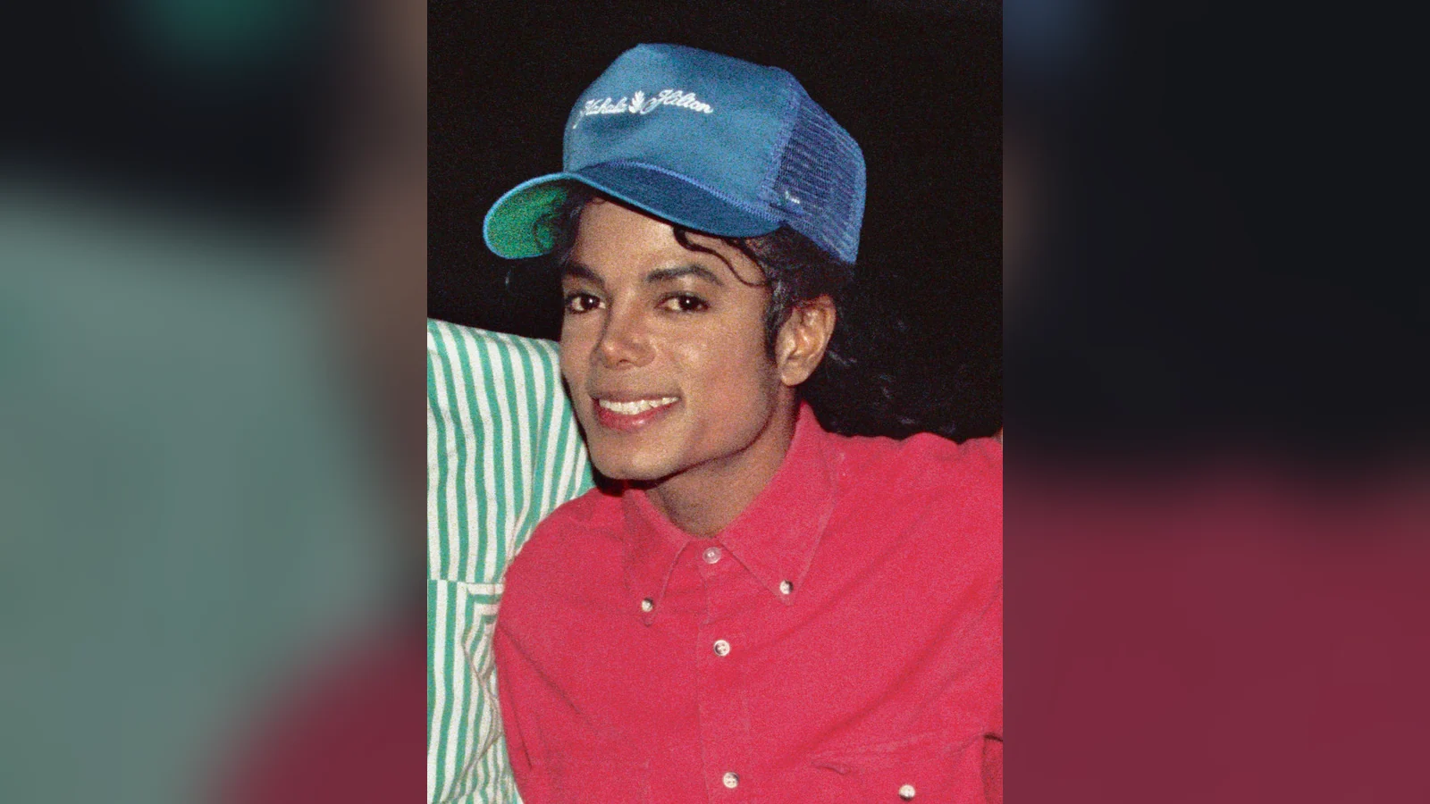 Michael Jackson · carta astral Michael Jackson sonriendo con gorra en 1988, para su carta astral y su astrocartografía