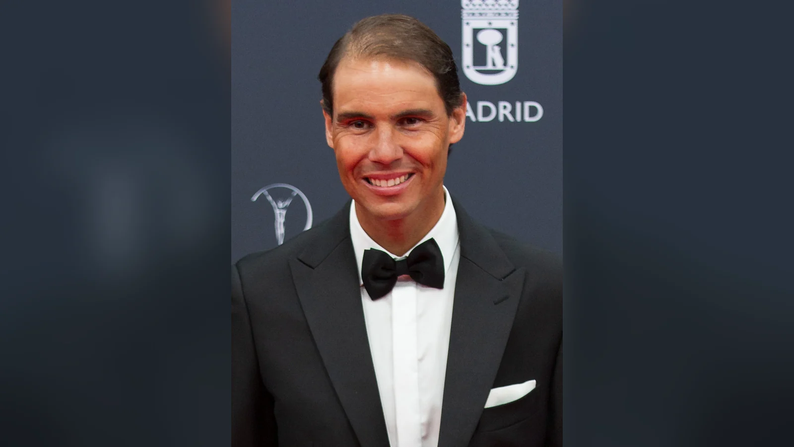 Rafael Nadal sonriendo con esmoquin en 2024, para su carta astral y su astrocartografía