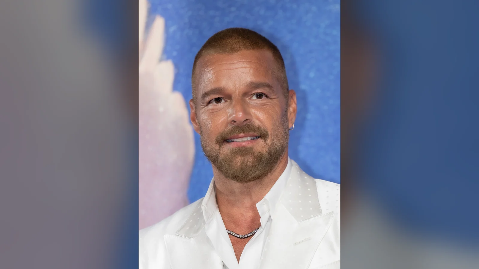 Ricky Martin con barba y camisa blanca en 2026, para su carta astral y su astrocartografía