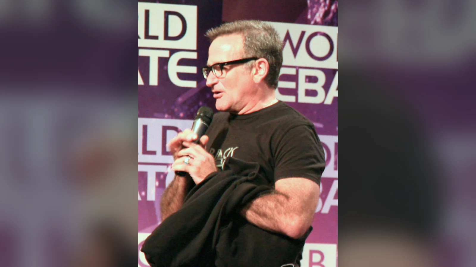 Robin Williams hablando con un micrófono en 2008, para su carta astral y su astrocartografía
