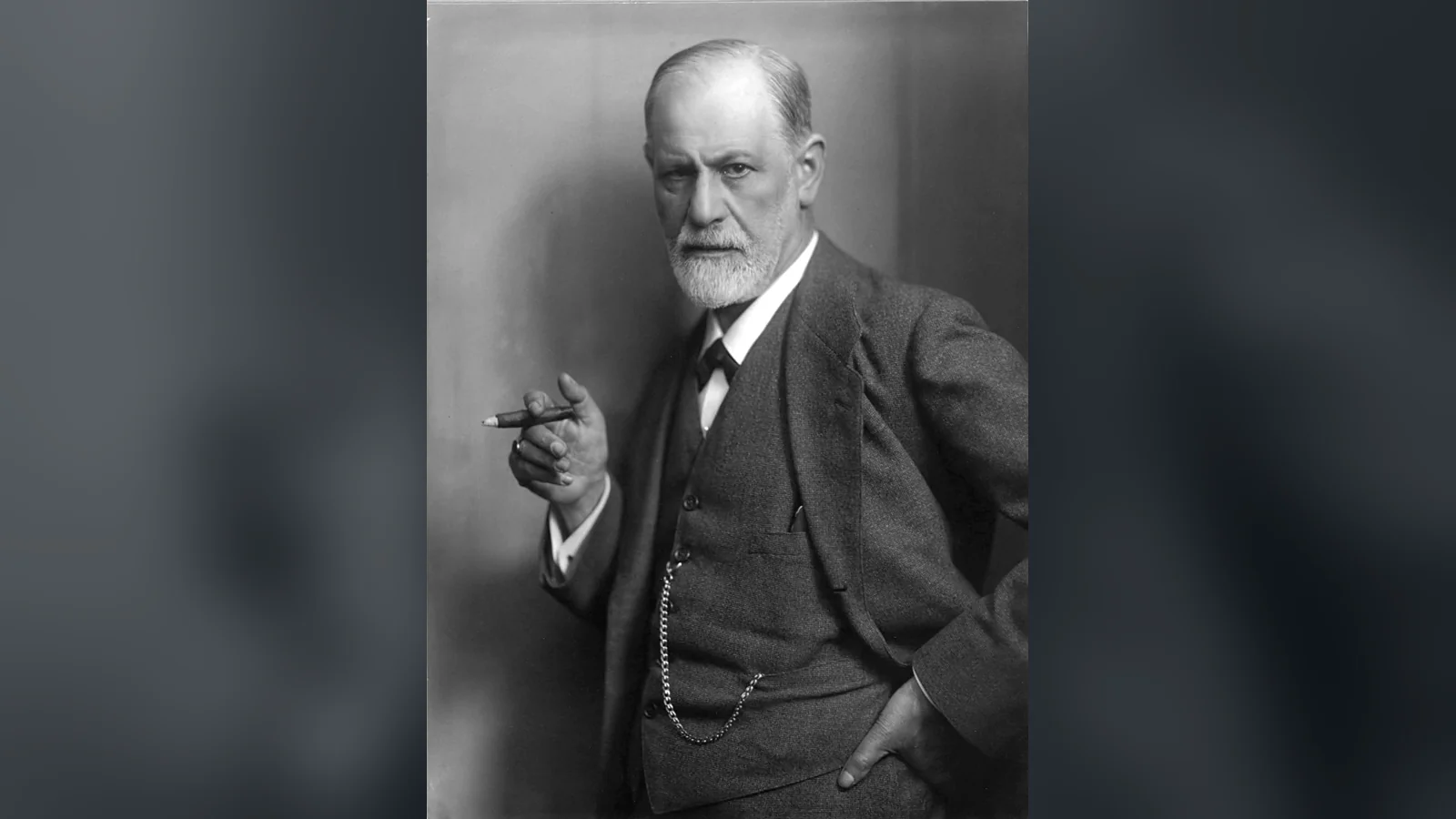 Retrato de Sigmund Freud con traje y puro, hacia 1921, para su carta astral y su astrocartografía