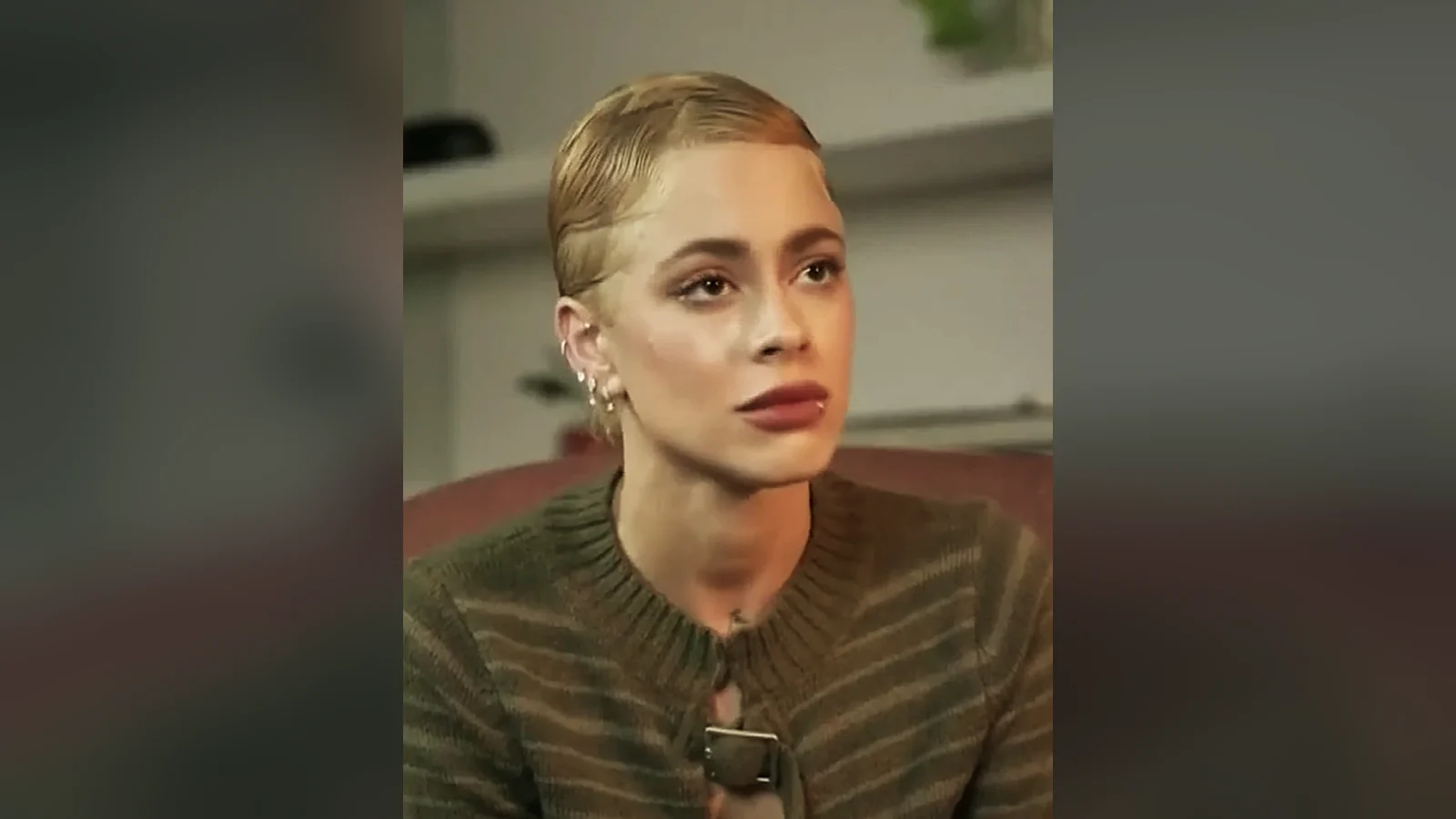Tini Stoessel con el pelo recogido en 2024, para su carta astral y su astrocartografía