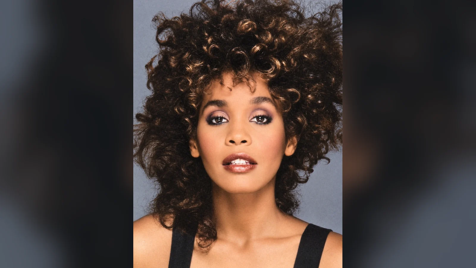 Whitney Houston con el pelo rizado en 1988, para su carta astral y su astrocartografía