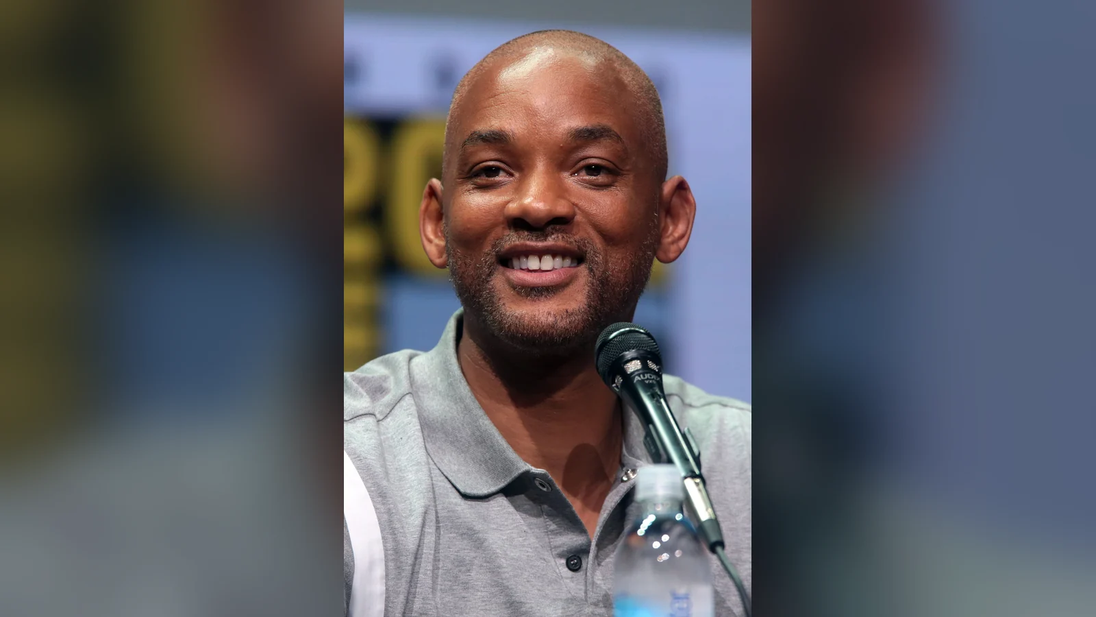 Will Smith sonriendo ante un micrófono en 2017, para su carta astral y su astrocartografía
